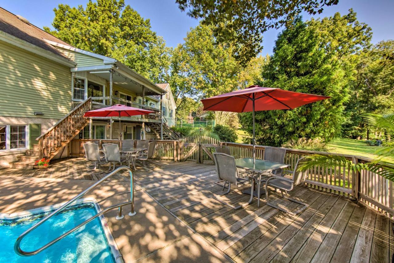With Patio, Deck And Pool Apartment New Holland